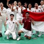 pemain-indonesia-moh-zaki-ubaidillah-merayakan-kemenangan-bersama-rekan-rekannya-setelah-mengalahkan-pemain-china-hongyang-wen-1790257554567_169