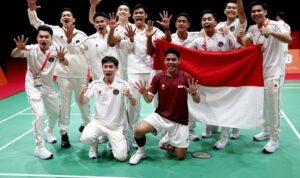 pemain-indonesia-moh-zaki-ubaidillah-merayakan-kemenangan-bersama-rekan-rekannya-setelah-mengalahkan-pemain-china-hongyang-wen-1790257554567_169